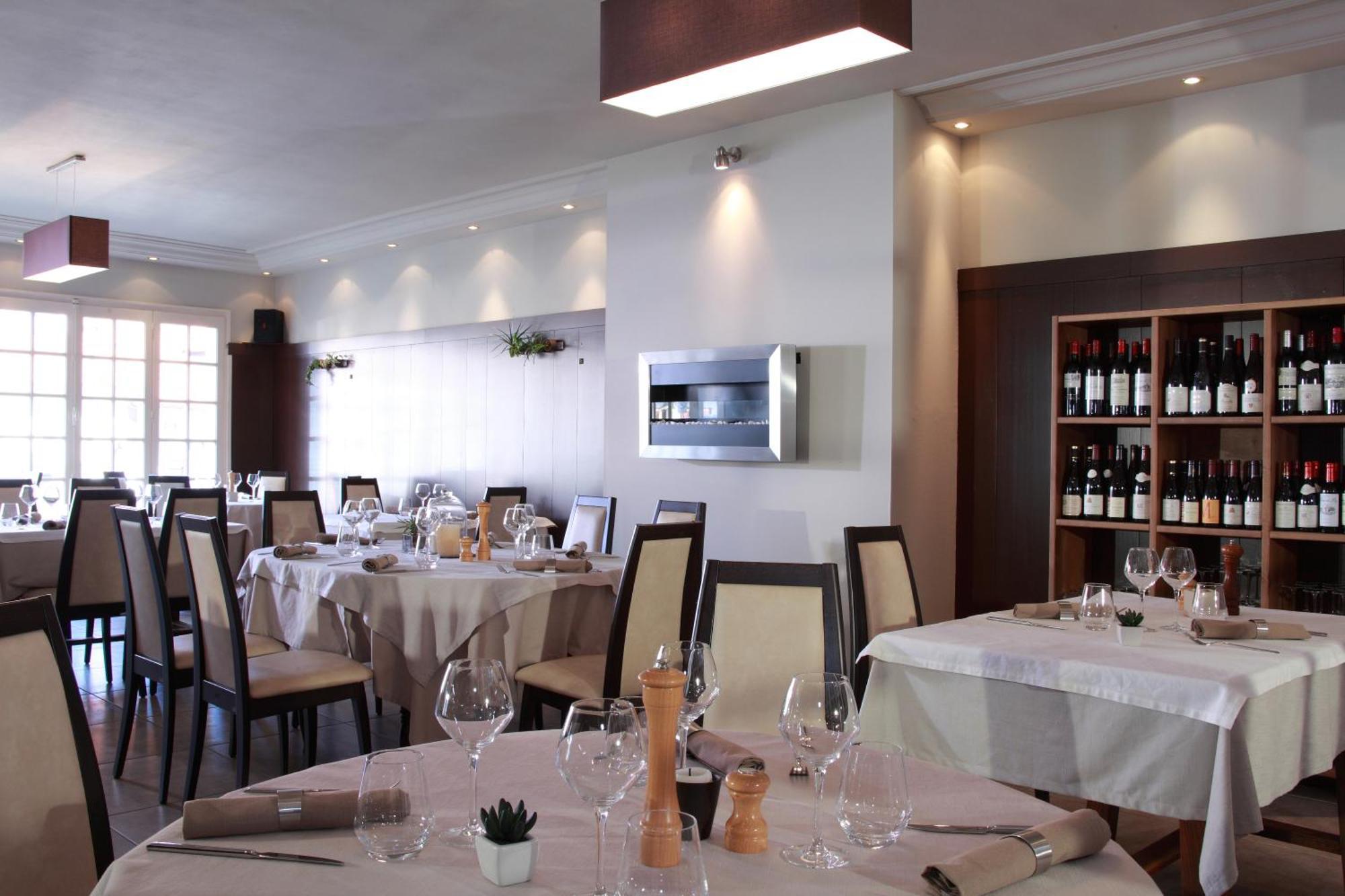 Logis - Hotel & Restaurant Les Trois Fontaines Marconne Exterior photo