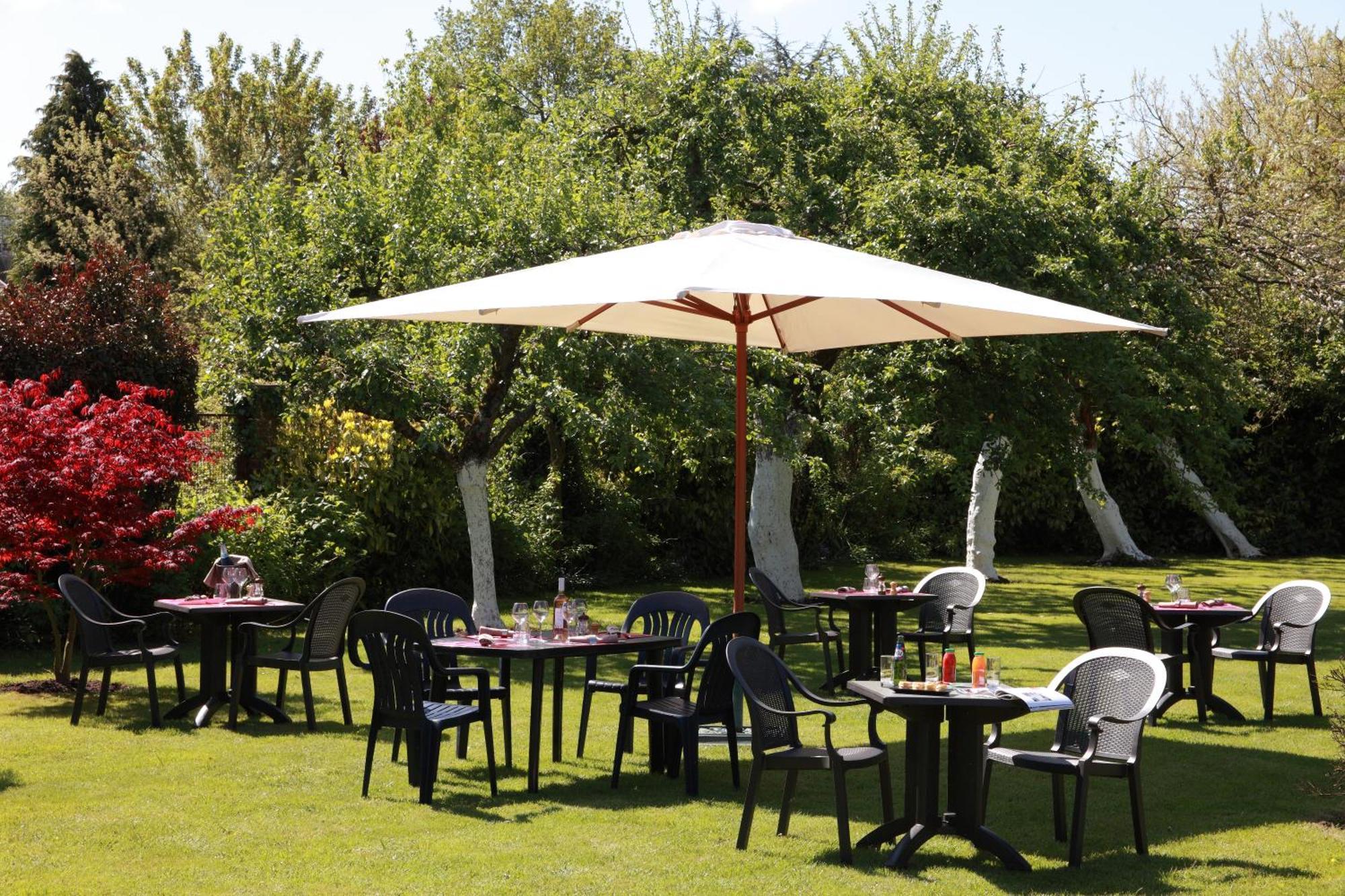 Logis - Hotel & Restaurant Les Trois Fontaines Marconne Exterior photo